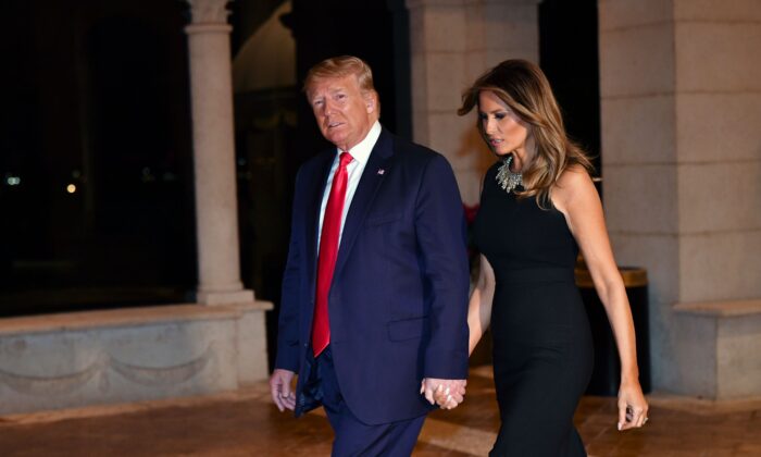 El entonces presidente de Estados Unidos, Donald Trump, y la primera dama, Melania Trump, llegan a una cena de Nochebuena con su familia en Mar-a-Lago, Florida, el 24 de diciembre de 2019. (Nicholas Kamm/AFP vía Getty Images)