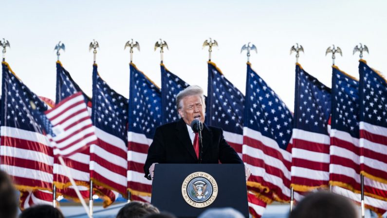 El presidente Donald Trump habla con sus partidarios antes de abordar el Air Force One por última vez como presidente en la Base Conjunta Andrews, Maryland, el 20 de enero de 2021. (Pete Marovich/Pool/Getty Images)