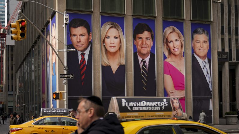 Un anuncio muestra a personalidades de Fox News, incluyendo a Tucker Carlson y Sean Hannity, en la ciudad de Nueva York, el 13 de marzo de 2019. (Drew Angerer/Getty Images)
