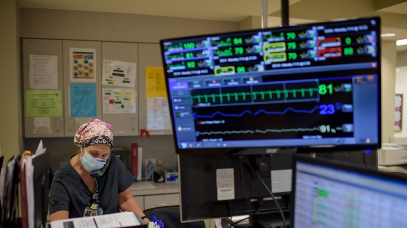 Una trabajadora de la salud atiende el teléfono en la sala de emergencias del Centro Médico Oakbend en Richmond, Texas, el 15 de julio de 2020. (Mark Felix/AFP /AFP vía Getty Images)
