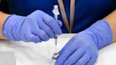 Pfizer probará una tercera dosis de vacuna para combatir variantes del COVID-19