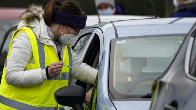 Un hombre sentado en su automóvil mientras le administran la vacuna contra el coronavirus de Pfizer/BioNTech en un centro de vacunación de COVID-19 el 8 de enero de 2021 en Hyde, Inglaterra. (Christopher Furlong/Getty Images)