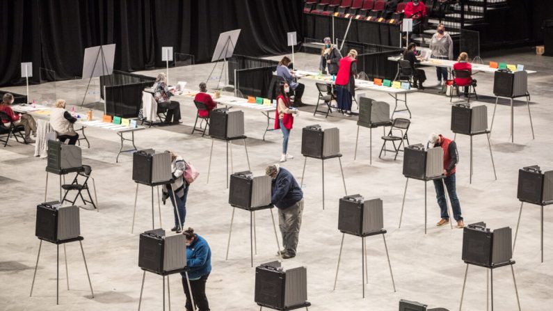 Los votantes llenan y emiten sus votos en el centro de votación Cross Insurance Center, donde vota toda la ciudad en Bangor, Maine, el 3 de noviembre de 2020. (Scott Eisen/Getty Images)

