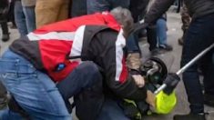 Acusan a policía retirado de Nueva York de bloquear a la policía durante la irrupción en el Capitolio