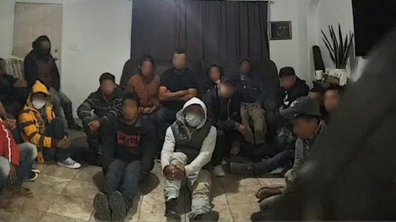 Fotografía cedida por la Oficina de Aduanas y Protección Fronteriza (CBP) donde se muestran los 18 extranjeros indocumentados que estaban escondidos en una "casa de seguridad" que fueron descubiertos por agentes de la Patrulla Fronteriza que respondían a una solicitud de asistencia de la Oficina del Alguacil del Condado de Yuma (YCSO). EFE/CBP