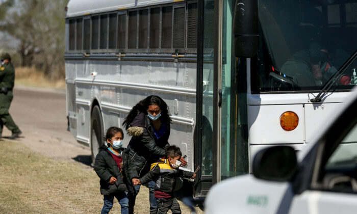 Los agentes de la Patrulla Fronteriza detiene un autobús lleno de inmigrantes ilegales en Penitas, Texas, el 10 de marzo de 2021. (Charlotte Cuthbertson / The Epoch Times)