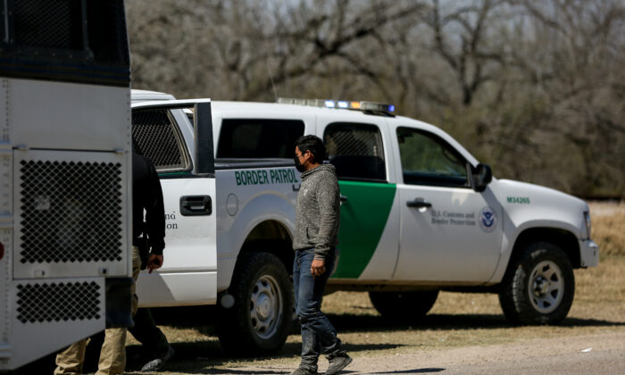 Los agentes de la Patrulla Fronteriza detuvieron un autobús lleno de inmigrantes ilegales en Penitas, Texas, el 10 de marzo de 2021. (Charlotte Cuthbertson/The Epoch Times)