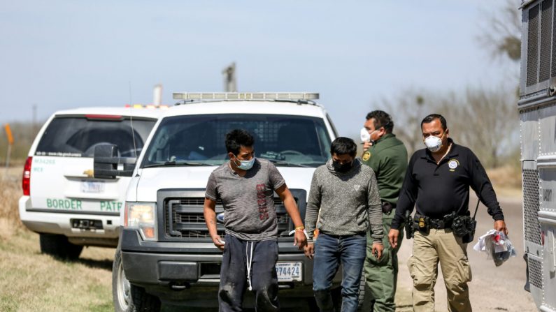 Los agentes de la Patrulla Fronteriza detuvieron un autobús lleno de inmigrantes ilegales en Penitas, Texas, el 10 de marzo de 2021. (Charlotte Cuthbertson/The Epoch Times)