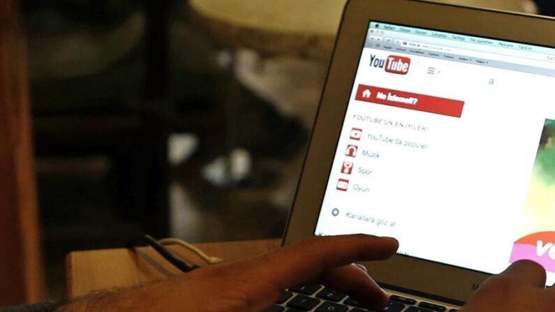 El Gobierno de la India informó este martes del bloqueo de 22 canales de noticias en YouTube y varias cuentas en redes sociales por difundir informaciones falsas relacionadas con la "seguridad nacional", haciendo uso de una controvertida ley aprobada en 2021 que da a las autoridades mayor control sobre el contenido en línea. EFE/Sedat Suna/Archivo