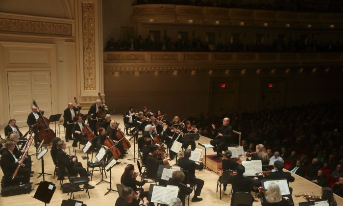 La sinfonía núm. 41 en C de Mozart, también conocida en la sinfonía de "Júpiter", es probablemente la última de una serie de tres sinfonías de un tríptico. Orquesta de St. Luke's interpretando 'Júpiter' de Mozart en el Carnegie Hall el 7 de febrero de 2018. (Steve J. Sherman).