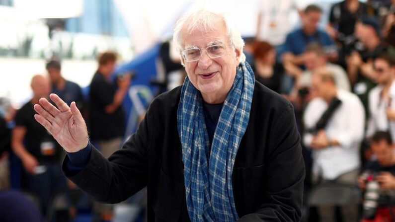 El director francés Bertrand Tavernier posa durante el photocall de 'Voyage A Travers le Cinema Francais' en la 69a edición del Festival de Cine de Cannes, en Cannes, Francia, el 17 de mayo de 2016. EFE / EPA / IAN LANGSDON