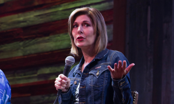 La reportera de investigación Sharyl Attkisson habla en el Redneck Country Club en Stafford, Texas, el 4 de diciembre de 2014. (Redneck Country Club vía Wikimedia/CC-SA)