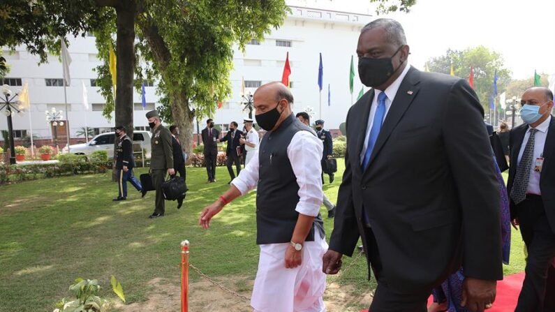 El secretario de Defensa de los Estados Unidos, Lloyd Austin (der.) y el ministro de Defensa de la India, Rajnath Singh (izq.), caminan juntos después de transitar por una guardia de honor en el Vigyan Bhawan, en Nueva Delhi, India, el 20 de marzo de 2021. Austin llegó a Nueva Delhi para fortalecer los lazos entre los dos países. (Estados Unidos, Nueva Delhi) (EFE/EPA/HARISH TYAGI)
