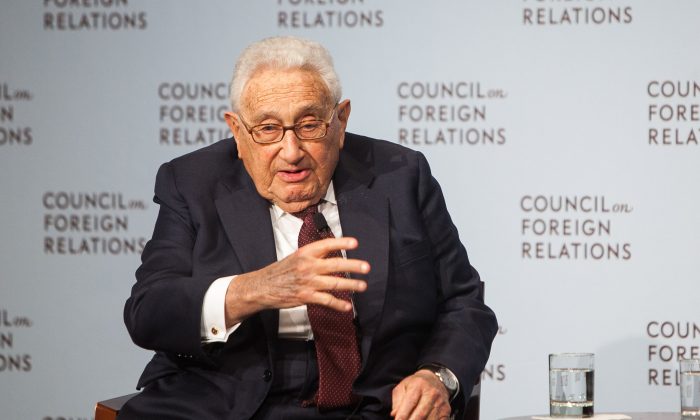 El exsecretario de Estado de EE.UU., Henry A. Kissinger. habla sobre la Guerra Fría en el simposio del Consejo de Relaciones Exteriores con motivo del 25 aniversario de la caída del Muro de Berlín en el Upper East Side de Manhattan, Nueva York, el 4 de noviembre de 2014. (Petr Svab/Epoch Times)