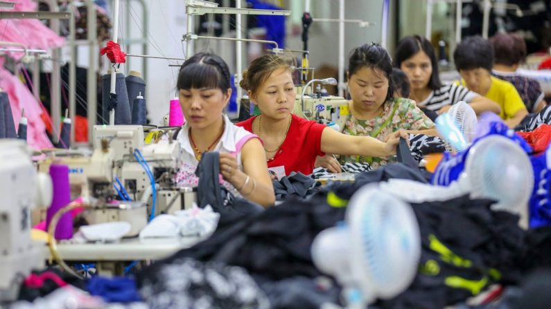 Trabajadores en una fábrica de trajes de baño en Jinjiang, provincia de Fujian, China, el 2 de agosto de 2018. (STR/AFP/Getty Images)
