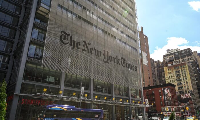 El edificio del New York Times en la ciudad de Nueva York, el 15 de abril de 2020. (Chung I Ho/The Epoch Times)