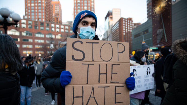 Personas asisten a una vigilia por las víctimas de crímenes de odio contra los asiáticos en Union Square en Nueva York el 19 de marzo de 2021. (Chung I Ho/The Epoch Times)