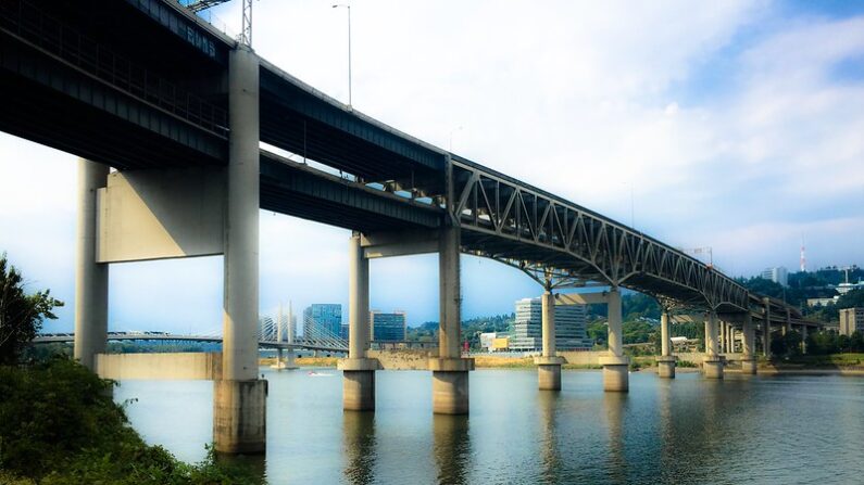 El puente Marquam que lleva el tráfico de la I-5 (Interestatal 5) a través del río Willamette en el centro de Portland.
(TMimages PDX/Flickr)(CC BY-NC-ND 2.0)