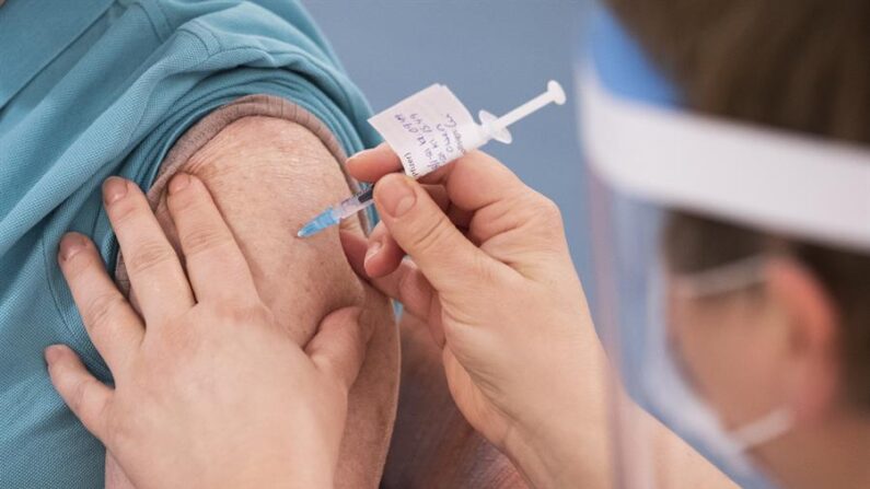 Una persona recibe vacuna contra la covid-19 en Oslo (Noruega). EFE/EPA/TORSTEIN BOE