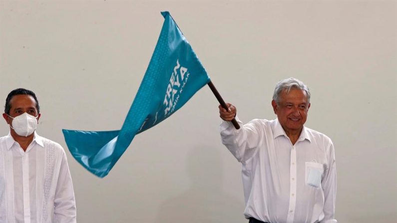 El presidente de México, Andrés Manuel López Obrador, (d) y el gobernador de Quintana Roo,Carlos Joaquín González,(i) dan el banderazo hoy en el inicio de la obra del Tren Maya, tramo 5 Cancún-Tulum, Quintana Roo,(México). EFE/Alonso Cupul