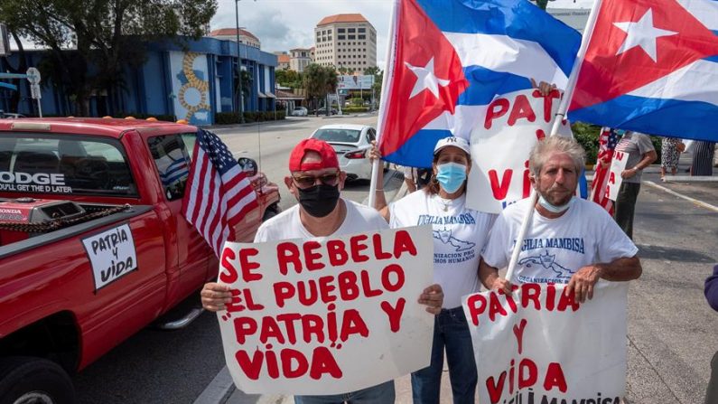 La caravana, con carteles de "Patria y Vida" y banderas cubanas, estadounidenses y venezolanas, transitó, entre otras, por la famosa Calle Ocho, en el corazón de la Pequeña Habana, en Miami. (EFE/EPA/CRISTOBAL HERRERA-ULASHKEVICH)