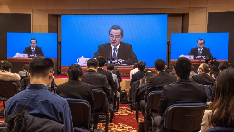 El ministro de Relaciones Exteriores de China, Wang Yi, habla durante una conferencia de prensa por Internet, en Beijing, China, el 7 de marzo de 2021. (EFE/EPA/PILIPEY ROMANO)