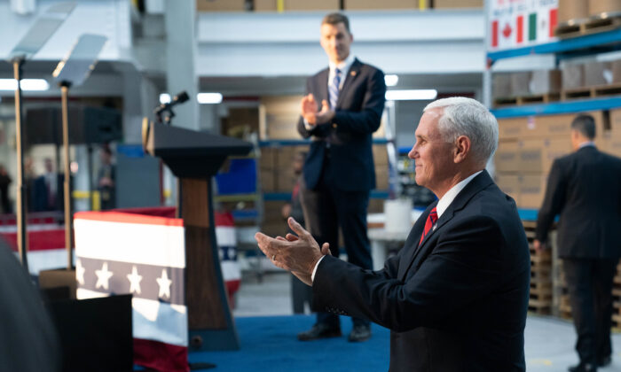 El vicepresidente Mike Pence pronuncia un discurso en SCHOTT North America en Duryea, Pensilvania, el 21 de octubre de 2019. (D. Myles Cullen/Casa Blanca)