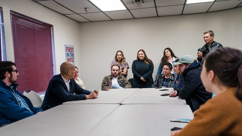 Partido Demócrata del Estado de Nevada en una reunión con el senador Cory Booker, Las Vegas, Nevada, EE.UU., 18 de diciembre de 2019. ( Flickr/Cory Booker)(CC BY-NC-SA 2.0)

