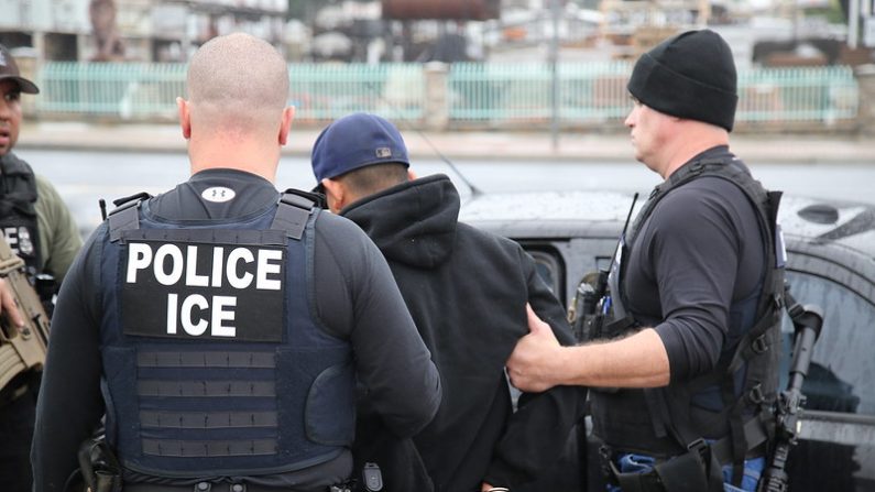 Agentes de ICE en la operación ERO Cross Check 2017, 7 de febrero de 2017. (U.S. Immigration and Customs Enforcement/Flickr)