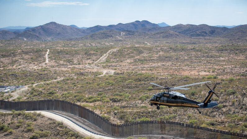 El subsecretario interino del Departamento de Seguridad Nacional, Ken Cuccinelli, realiza un sobrevuelo del muro fronterizo recién construido en un helicóptero UH-60 Black Hawk de la CBP junto con el comisionado interino de Aduanas y Protección Fronteriza de los Estados Unidos, Mark Morgan, cerca de Tucson, Arizona, el 2 de noviembre de 2020. (CBP por Jerry Glaser/Flickr)
