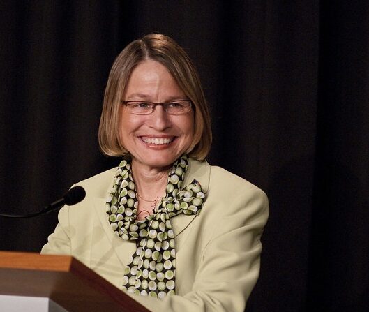 Mariannette Miller-Meeks sonríe mientras bromea con los moderadores antes de un debate,  12 de octubre de 2010. (IowaPolitics.com/Flickr) (CC BY-SA 2.0)