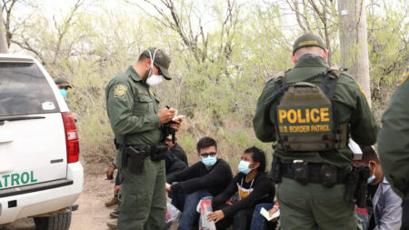 Retórica de Biden sobre inmigración alimenta la crisis humanitaria y de seguridad: congresista Babin