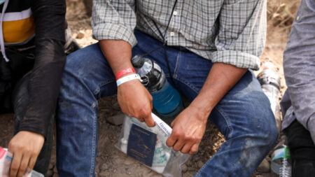 Los cárteles utilizan pulseras para rastrear el contrabando de personas en la frontera