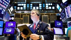 Wall Street cierra con pérdidas y el Dow baja 1.11 % tras palabras de Powell