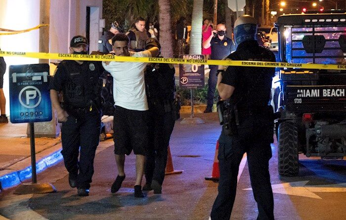 Agentes del Departamento de Policía de Miami Beach hacen cumplir el toque de queda de las 8 de la tarde en South Beach, Florida, el 20 de marzo de 2021. EFE/EPA/CRISTOBAL HERRERA-ULASHKEVIC