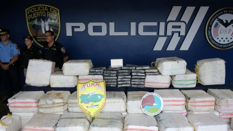 Autoridades de la Policía de Puerto Rico presentan el cargamento de droga incautado durante una rueda de prensa celebrada en el Cuartel General de la Policía de Puerto Rico en San Juan. EFE/Jorge Muñiz/Archivo