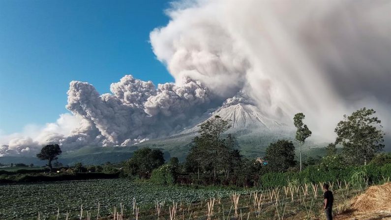Un hombre observa la erupción volcánica del monte Sinabung en Karo, al norte de Sumatra, Indonesia el 2 de marzo de 2021 que ha esparcido cenizas volcánicas a más de 5000 metros de altura. EFE/ Sastrawan Ginting