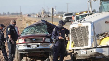 EE.UU. investiga relación entre accidente que dejó 13 muertos en California y trata de personas