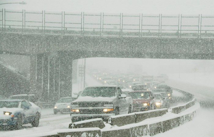 El tráfico paraliza la carretera Interestatal 70 debido a una gran tormenta invernal que asota Denver, Colorado. EFE/ Rick Giase/Archivo