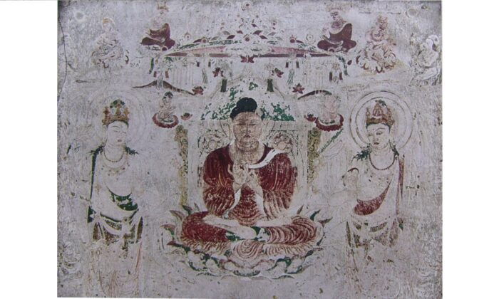 La Sala Dorada (Kondo) del templo Horyuji se adornaba antiguamente con murales budistas de estilo similar a los de las cuevas de Ajanta, en la India, y de Dunhuang, en China. En 1949, un incendio dañó una cantidad considerable de murales de Horyuji. En esta fotografía, tomada antes del incendio, un mural del siglo VII muestra el paraíso de Buda Amitabha. (Dominio público)