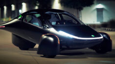 Diseñadores de autos crean elegante vehículo solar parecido a un batmóvil que nunca necesita recargase