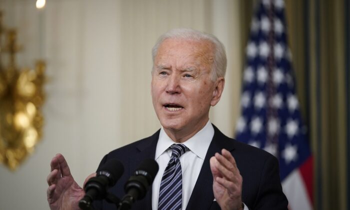 El presidente Joe Biden pronuncia un discurso en el Comedor del Estado de la Casa Blanca en Washington, el 15 de marzo de 2021. (Drew Angerer/Getty Images)
