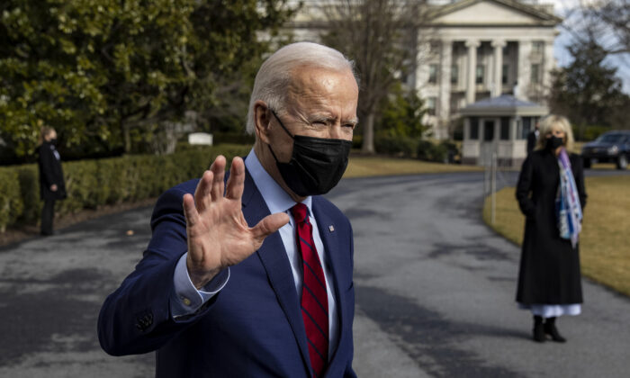 El presidente de Estados Unidos, Joe Biden, habla con los medios de comunicación en la Casa Blanca en el jardín sur el 27 de febrero de 2021 en Washington. (Tasos Katopodis/Getty Images)