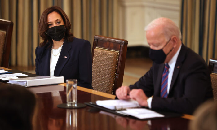 La vicepresidente Kamala Harris (izq.) y el presidente Joe Biden se reúnen con miembros del gabinete y asesores de inmigración en el Comedor del Estado, en Washington, el 24 de marzo de 2021. (Chip Somodevilla/Getty Images)