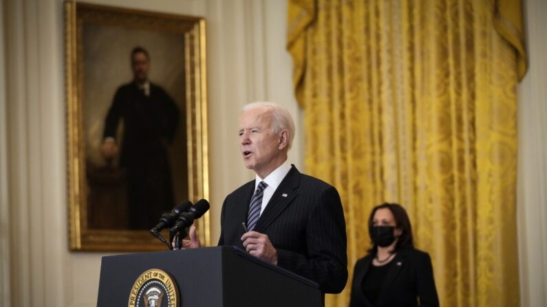 El presidente Joe Biden habla en la Sala Este de la Casa Blanca el 18 de marzo de 2021. (Drew Angerer/Getty Images)