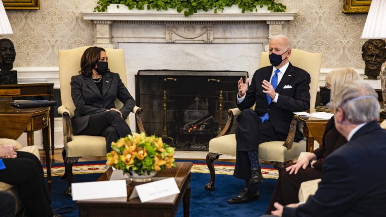 El presidente Joe Biden sostiene una reunión sobre el cáncer con la vicepresidenta Kamala Harris y otros legisladores en la Oficina Oval de la Casa Blanca el 3 de marzo de 2021. (Samuel Corum/Getty Images)