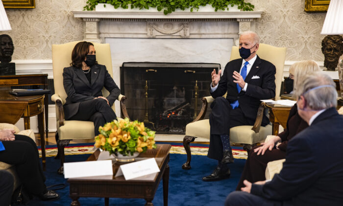 El presidente Joe Biden sostiene una reunión sobre el cáncer con la vicepresidenta Kamala Harris y otros legisladores en la Oficina Oval de la Casa Blanca, el 3 de marzo de 2021. (Samuel Corum/Getty Images)