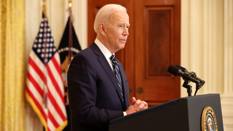 El presidente Joe Biden responde a varias preguntas durante su primera conferencia de prensa como presidente, en la Sala Este de la Casa Blanca, el 25 de marzo de 2021. (Chip Somodevilla/Getty Images)