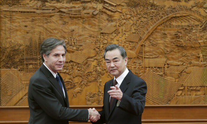 (Izq. a Der.) Antony Blinken, que entonces era el subsecretario de Estado de EE.UU., le da la mano al ministro de Relaciones Exteriores de China, Wang Yi, en el Hall de los Olivos, en Beijing, el 11 de febrero de 2015. (Andy Wong-Pool/ Getty Images) 