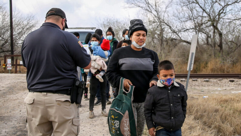 Los agentes de la Patrulla Fronteriza arrestan a unas dos docenas de inmigrantes ilegales en Penitas, Texas, el 11 de marzo de 2021. (Charlotte Cuthbertson/The Epoch Times)